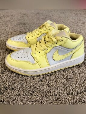 Jordan Kids Sneakers in Yellow and White, size 5